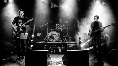 Bild: Christian Meidinger/exb 
Blues Control (Bild) wird im "Kulturbahnhof Parapluie" in Weiden verstärkt mit dem Harp-Spieler Chicago Fritz.