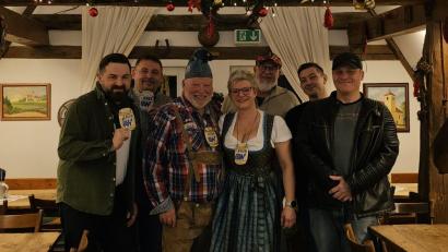 Bild: Nicole Zitzmann, exb
Verleihung der erstmals von Marco Zöllner (rechts) geschnitzten Zoiglordens beim "Waldhauser" in Neustadt/WN – unter anderem an Bürgermeister Sebastian Giering (links).