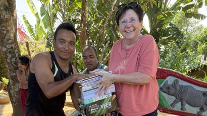 Bild: Reinhold Birner
Für die Chepang-Kinder hatte Bärbel Birner (rechts) Schulmaterialien mitgebracht, die sie dem Dorflehrer übergab.