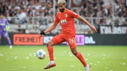 Bild: Christian Charisius/dpa
Elias Saad hat sich beim FC Augsburg nicht als die erhoffte Verstärkung erwiesen. (Archivbild)