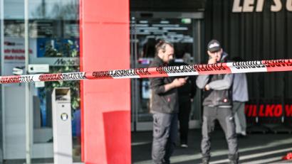 Bild: Jason Tschepljakow/dpa
Zwei Mitarbeiter werden bei einem Messerangriff in einem Einkaufszentrum verletzt.