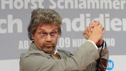 Bild: Jens Kalaene/dpa-Zentralbild/dpa
2009 kam der erste Film mit Hape Kerkeling als unsympathischer Lokaljournalist Horst Schlämmer in die Kinos. (Archivbild)