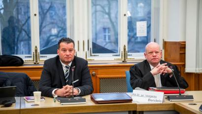 Bild: Daniel Vogl/dpa
Der Angeklagte ließ sich durch drei Anwälte vertreten.