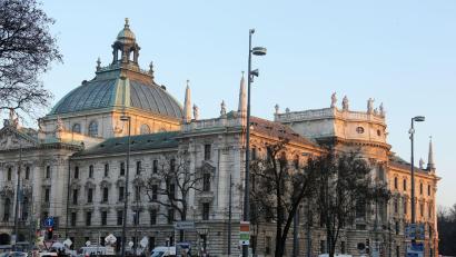 Bild: Stephan Jansen/dpa
Hier im Justizpalast sollen nach dem Willen der Freien Wähler künftig alle Gerichtsbarkeiten in Bayern unter dem Dach des Justizministeriums verwaltet werden. Das soll mehr Effizienz bringen und auch Geld sparen. (Symbolbild)
