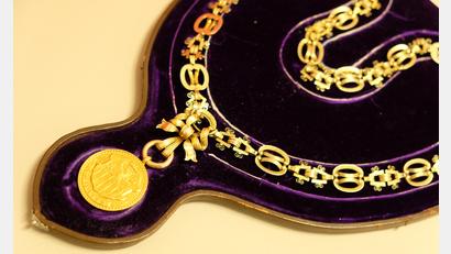 Bild: Sibylle Sandner/Stadt Amberg  
Die Amtskette des Amberger Oberbürgermeisters. Nur zu besonderen Anlässen, wie der Neujahrsempfang am Freitag, 16. Januar, einer ist, legt Michael Cerny dieses Schmuckstück an.