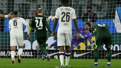 Bild: Swen Pförtner/dpa
Tor-Debüt: Christian Eriksen schießt per Handelfmeter seinen ersten Bundesliga-Treffer für den VfL Wolfsburg.