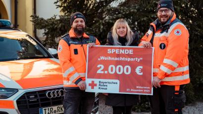 Bild: Katharina Eckstein
2000 Euro überreichte Ilona Gruber an die BRK-Bereitschaft Mitterteich.