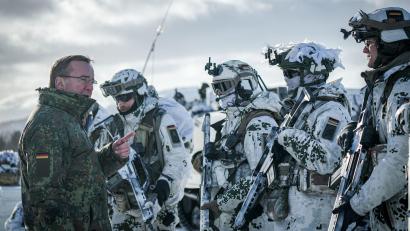 Bild: Kay Nietfeld/dpa
Pistorius bei Gebirgsjägerübung im Hohen Norden