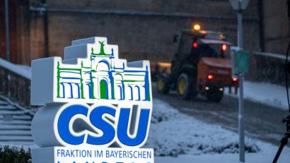 Bild: Pia Bayer/dpa
Zum Abschluss der CSU-Klausur stellen sich drei Unions-Fraktionschefs klar gegen die AfD.