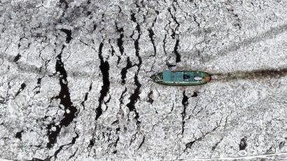 Bild: Philipp Schulze/dpa
Ein Eisbrecher bahnt sich seinen Weg über die Elbe bei Hohnstorf.