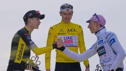 Bild: Mosa'ab Elshamy/AP/dpa
Das Tour-Podium des vergangenen Jahres: Sieger Tadej Pogacar (M), der Zweite Jonas Vingegaard und der deutsche Dritte Florian Lipowitz (r).