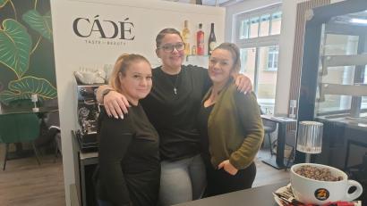 Bild: ald
Von links: Carolina Knoblauch, Jennifer Moody und Despina Tsamaslidou freuen sich auf Kundschaft. Im Januar eröffnete ihr Café "Cade" am Karlsplatz in Eschenbach.