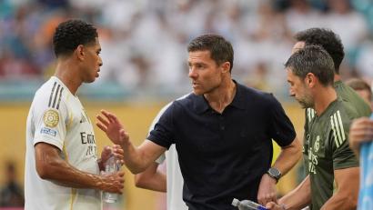 Bild: Rebecca Blackwell/AP/dpa
Bellingham (l) wehrt sich nach Kritik rund um das Aus von Ex-Coach Alonso (M). (Archivbild)