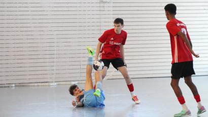 Bild: Maik Schneider
In der Vorrunde traf die SG Tirschenreuth um Simon Waller (links) auf die JFG Stiftland und konnte sich mit 1:0 durchsetzen und dadurch den Einzug ins Halbfinale perfekt machen.