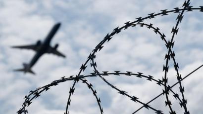 Bild: Sebastian Gollnow/dpa
Ein 36 Jahre alter, verurteilter Afghane ist von München aus in sein Herkunftsland abgeschoben worden. (Symbolbild)