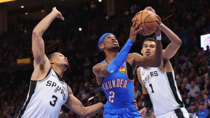 Bild: Nate Billings/AP/dpa
Oklahomas Shai Gilgeous-Alexander (M) erzielte 34 Punkte gegen die Spurs.