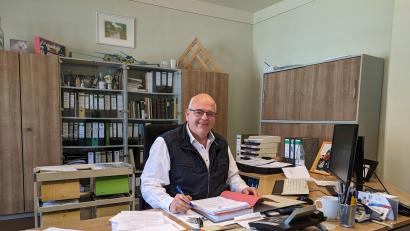 Bild: pz
Bürgermeister Klaus Meyer an seinem Schreibtisch im Rathaus in Bad Neualbenreuth.