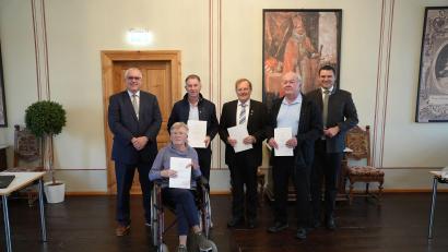 Bild: Laura Kohl/Landratsamt Schwandorf
In Pfreimd fand die Verleihung des Ehrenzeichens des Bayerischen Ministerpräsidenten für Verdienste im Ehrenamt statt, von links: Bürgermeister Richard Tischler, Brigitte Hirmer, Günter Gradl, Reinhold Kumeth, Josef Hösl und Landrat Thomas Ebeling