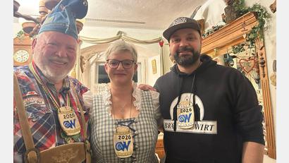 Bild: ui
Wolfgang Scheidler, der Brauer des Weidener Bräuwirts, bekommt beim Waldhauser in Neustadt von Zoiglprinz Bernhard Lang (links) und -prinzessin Evi einen handgeschnitzten Zoiglorden.