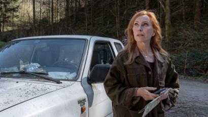 Bild: Britta Krehl/ARD/SWR/Zum Goldenen Lamm/dpa
Lou Caspari (Andrea Sawatzki) unterstützt einen Freund, dessen Frau seit einem Gang in den Wald vermisst wird, hier in einer Szene des Krimis „Die Verteidigerin: Der Fall Nicola“.