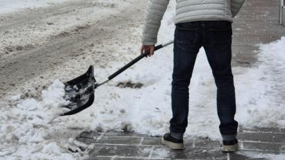 Symbolbild: Hösamer
Für viele lästig, aber im Winter Bürgerpflicht: Schneeräumen auf dem Gehweg vor der eigenen Haustür.