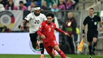 Bild: Federico Gambarini/dpa
Der luxemburgische Nationalspieler Aiman Dardari (r) wechselt per Leihe von Augsburg nach Fürth. (Archivbild)