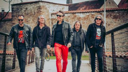 Bild: Anna Sturm
Sieht ganz danach aus, als wäre die Band "Mad Company" mit Toby Mayerl (rechts) schon auf dem Weg nach Schönsee. Sie ist eine von vier Formationen, die beim Open Air Ende Mai dort auftreten (Vorverkauf-Start 15. Januar).