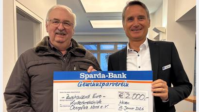 Bild: Sparda-Bank Ostbayern eG/Gerd Baumann
2.000 Euro für die Kinderkrebshilfe Oberpfalz Nord e.V.: Patrick Ziegeler (rechts) übergibt den Spendenscheck an Herbert Putzer (links).