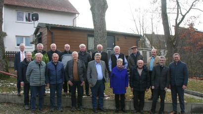 Bild: wfw
Die geehrten Jubilare der Raiffeisenbank Hirschau eG mit den Bankvorständen Michael Hirmer (rechts) und Klaus Wild (links).