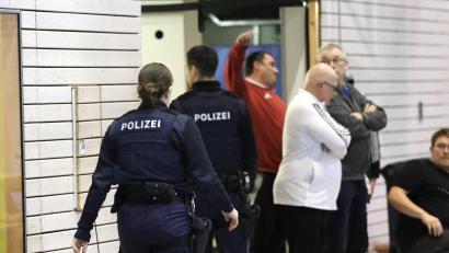 Bild: M. Miedl
Bei der Bezirksmeisterschaft der U19-Futsaler in Hof musste die Polizei anrücken.