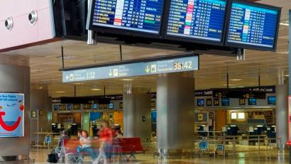 Symbolbild: Roger Méndez/Europapress/dpa
Ein 80-jähriger Tourist wollte mit seiner im Rollstuhl sitzenden Frau von Teneriffa in die Heimat fliegen. Aber in der Sicherheitskontrolle war Schluss: Die Frau war tot.