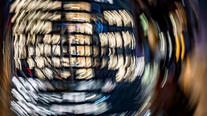 Bild: Frank Rumpenhorst/dpa
Viele Mütter würden bei besseren Möglichkeiten länger arbeiten. (Illustration)