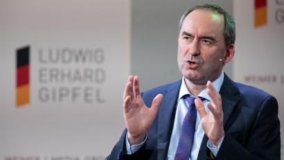 Bild: Sven Hoppe/dpa
In früheren Jahren kam Bayerns Wirtschaftsminister Hubert Aiwanger gerne und regelmäßig zum Erhard-Gipfel an den Tegernsee - in diesem Jahr hat er sich noch nicht final entschieden. (Archivbild)