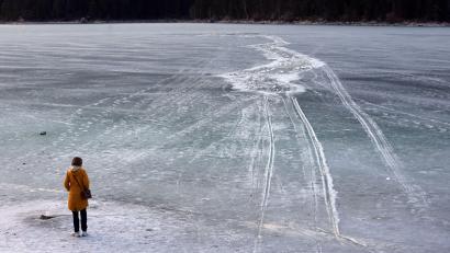 Archivbild: Karl-Josef Hildenbrand/dpa/dpa-tmn
Zugefrorene Seen können zur Lebensgefahr werden.