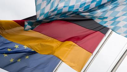 Bild: picture alliance / Peter Kneffel/dpa
Alle drei Hymnen will Söder künftig bei Zeugnisverleihungen singen lassen. (Symbolbild)