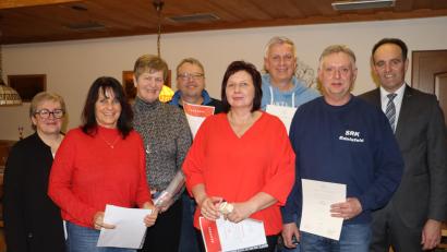 Bild: gru
Für ihren Einsatz beim Blutspenden und dem Sammeln für die Kriegsgräberfürsorge bekamen Gunda Bär, Marianne Kölbel, Michael Schuster, Sabine Lowa, Matthias Häckel und Ingo Schuster (ab zweite von links) eine Auszeichnung. Ganz links die Rot-Kreuz-Vorsitzende Sabine Bogner, ganz rechts Bürgermeister Hans-Jürgen Strehl.