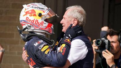 Bild: Darron Cummings/AP/dpa
Helmut Marko (r.) zählt zu den engsten Vertrauten von Max Verstappen. (Archivbild)