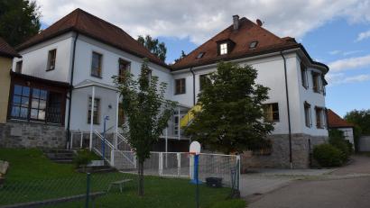 Bild: bnr
Der Kindergarten St. Angelus ist eine von drei Kinderbetreuungseinrichtungen der Stadt Nabburg. Zur Finanzierung der Einrichtungen müssen ab dem 1. September 2026 die monatlichen Betreuungsbeiträge angehoben werden.