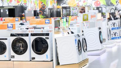 Bild: Julian Stratenschulte/dpa
Für jedes neue Waschmaschinenmodell sollen Ersatzteile künftig mindestens in den ersten zehn Jahren zur Verfügung stehen. (Symbolbild)