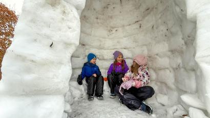 Bild: Gabi Schönberger
Toni und Anna Fuhrmann zeigen Freundin Emilie (rechts) ihr Iglu.