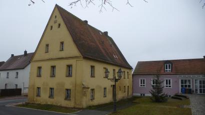 Bild: Siegfried Bock
Das 1554 erbaute evangelische Pfarrhaus ist seit den Brandkatastrophen im 18.Jahrhundert das älteste Gebäude im Markt. 28 Geistliche haben darin gewohnt. Rechts im Hintergrund steht das 1997 errichtete neue Gemeindehaus.