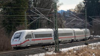 Bild: Peter Kneffel/dpa
Ein Gleisneubau im Inntal soll in der Zukunft schnellere Zugverbindungen über den Brenner nach Italien bringen.