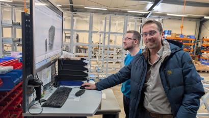 Bild: wüw
Josef Metz (rechts) geht mit seinem Mitarbeiter Michael Weiß nochmals den Konstruktionsplan für eine Maschine durch.