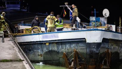 Bild: David Oßwald/News5/dpa
Einsatzkräfte brachten vorsorglich eine Ölsperre an dem havarierten Schiff an.
