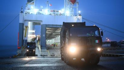 Bild: Lars Penning/dpa
Erste Militärfahrzeuge sind in Emden angekommen.