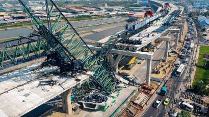 Bild: Arnun Chonmahatrakool/AP/dpa
Bereits zum zweiten Mal innerhalb von 24 Stunden ist es in Thailand zu einem tödlichen Unglück mit einem Baukran gekommen.