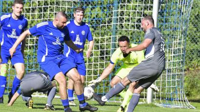 Bild: Hubert Ziegler
Torhüter Oliver Harsch-Hausmann (2.v.r.) wird kommende Saison Spielertrainer des SV Loderhof. Sein Vorgänger Oktay Türksever (2.v.l.) verlässt den Verein zum Sommer.