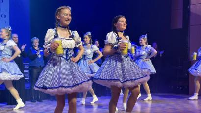 Archivbild: ero
Die Krüge hoch! Die Hirschauer Garde-Mädels bewiesen beim Handwerkerball 2025 Humor und Kondition.