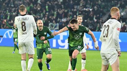 Bild: Swen Pförtner/dpa
Wolfsburgs Matchwinner: Christian Eriksen (l) und Dzenan Pejcinovic (r) jubeln nach dem Tor zum 2:1-Sieg gegen den FC St. Pauli.