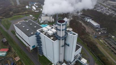 Bild: Oliver Berg/dpa
Dampf steigt aus der Kühlung eines Gaskraftwerkes in Hürth. (Archivbild)